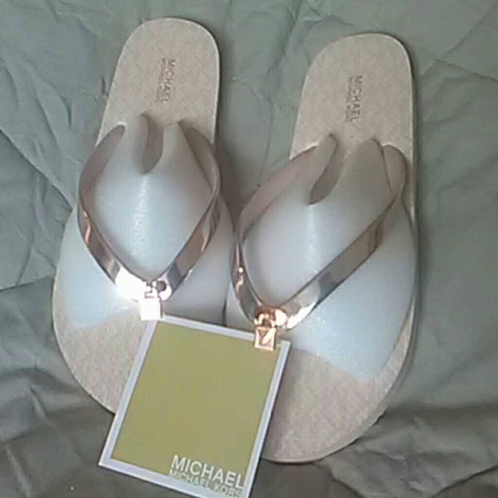 New Michael Kors Metallic Soft Pink Lock Flip Flop - Picture 6 of 8